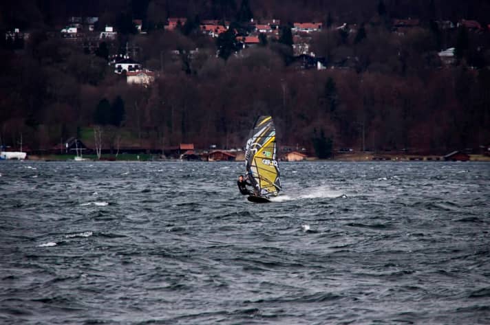 Tobi Ullrich organisiert seit Jahren den Speed-Kini und geht regelmäßig auf den bayerischen Seen auf die Jagd nach dem Topspeed