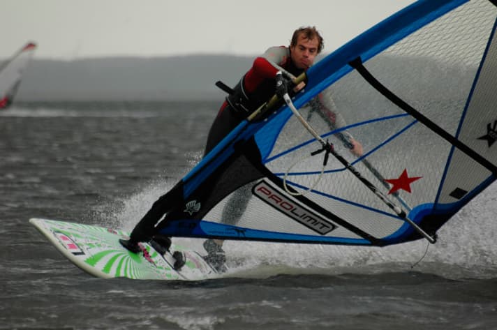 Dicke Backen: Tim zurück im grauen Alltag in Holland. Aber auch dort  profitiert er von seiner Zeit als Surflehrer auf Rhodos.