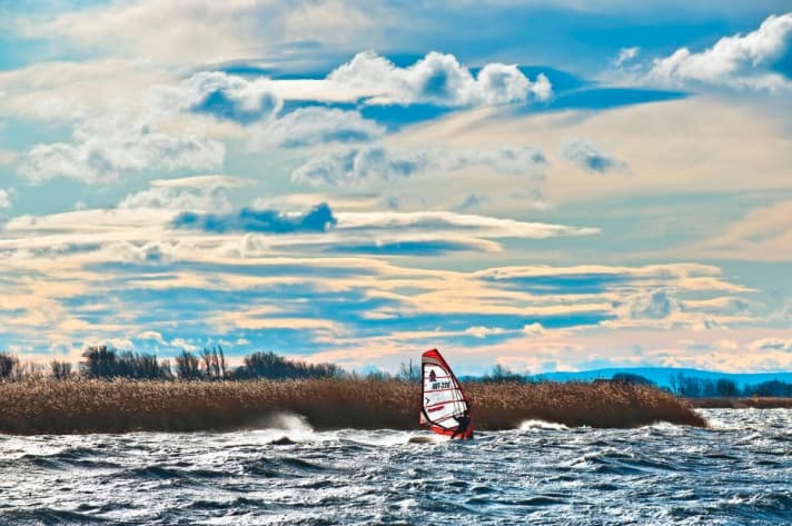 In future, milder winters should attract more windsurfers to the water between November and March, as here on Lake Neusiedl. But not everything will change for the better.