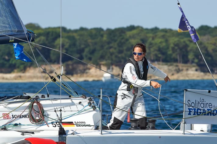 Susann Beucke sul suo Figaro "Giraffon", con il quale sta conducendo la campagna "This Race is female".