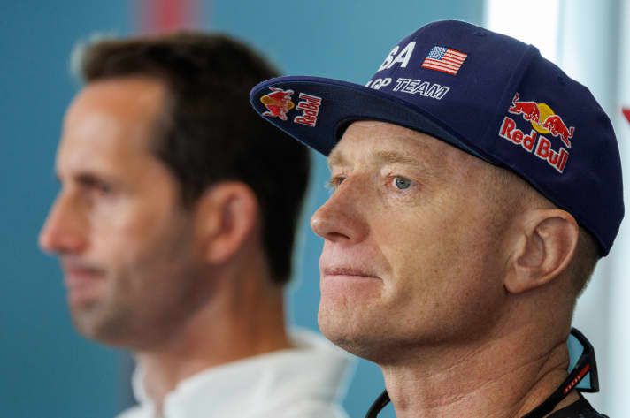 These two sailing greats have experienced better regatta weekends: although Sir Ben Ainslie's Brits moved up to third place in the season rankings with fifth place in Singapore, they could have been even closer to the leaders if they had performed better. Jimmy Spithill's US team (r.) has little chance of reaching the final at the end of the season