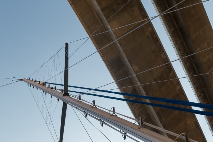   ... ob die Brücke über die steile Schlucht hoch genug ist:  beeindruckendes Erlebnis in der berühmten Seestraße