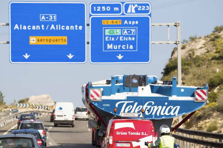   Ordnungsgemäß in der rechten Spur müht sich das Gespann über die Autobahn