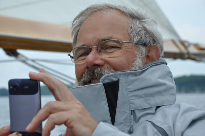   Gewinner Klaus Wagner mit neuem Smartphone