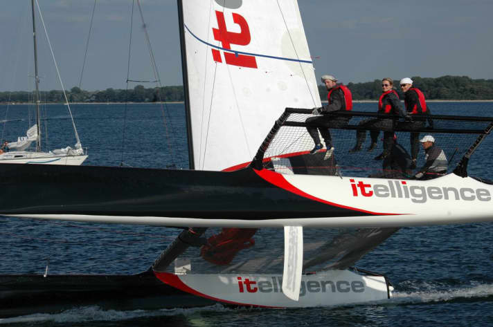   Au vent, la machine ne navigue qu'avec la grand-voile. Les dérives arrimées assurent la flottabilité