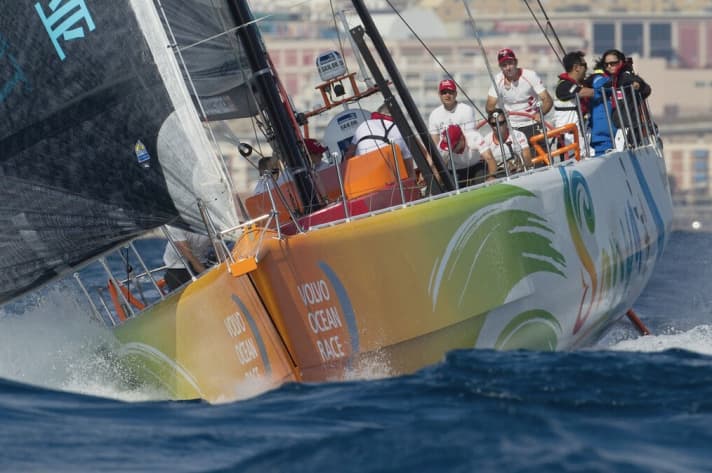   Vecchia barca, grandi preoccupazioni: uno scafo delaminato e una forte infiltrazione d'acqua su "Team Sanya" hanno costretto la squadra cinese a fare scalo a Puerto de Motril