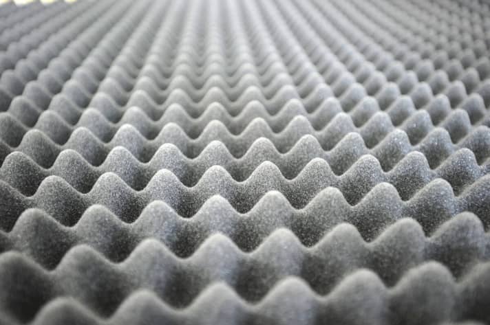 La mousse alvéolaire absorbe le bruit