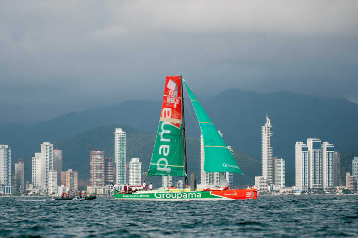   So sah das aus: Groupama mit dem neuen „VOR-Jugendrigg" kurz vor dem Ziel in Itajai