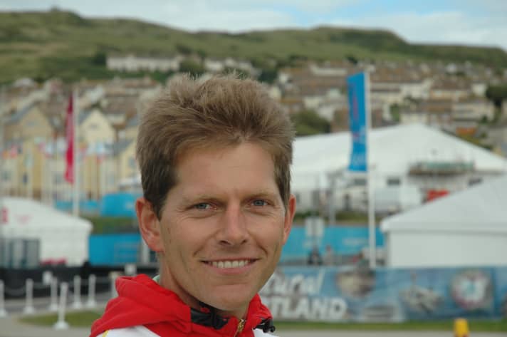   Il timoniere del 49er Tobias Schadewaldt davanti al Villaggio Olimpico di Weymouth