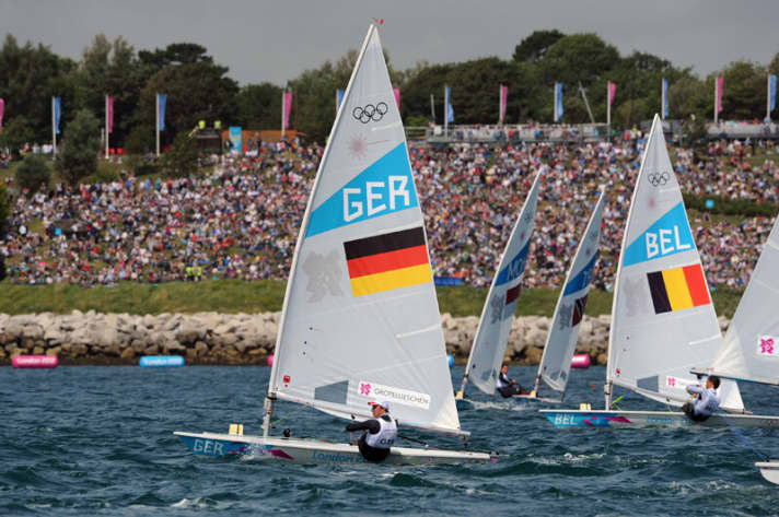   Mindestens 4500 Zuschauer werden ihre Favoriten am Sonntag von "The Nothe" aus anfeuern. Tausende mehr werden von den Stränden aus zusehen – hier genießt Simon Grotelüschen das Segeln vor Publikum