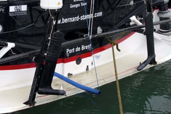   Sur le bateau de Stamm, les hydrogénérateurs ne peuvent être déplacés que verticalement et ne sont pas pliables.