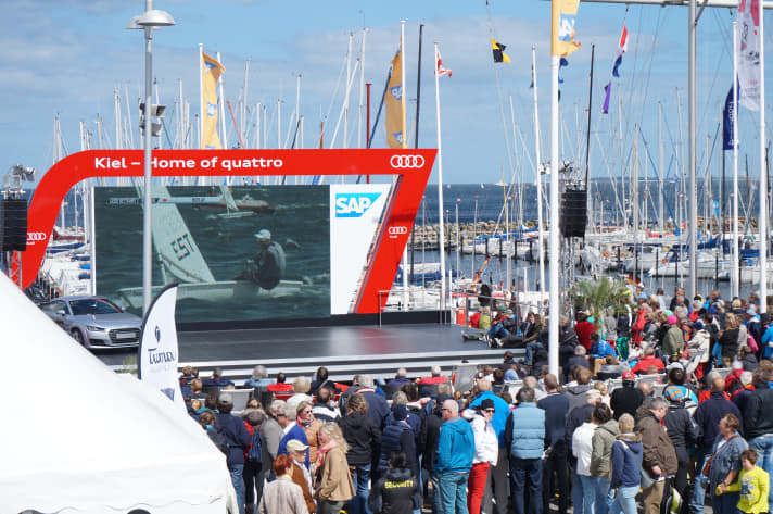   Live entertainment on land too: the sophisticated technology and experienced TV commentators such as ZDF reporter Nils Kaben make it possible in the Audi and SAP Sailing Arena