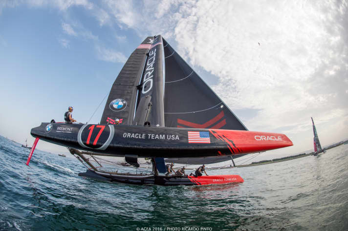   Für das Oracle Team USA kam Tag eins im Oman einer Berg- und Talfahrt gleich