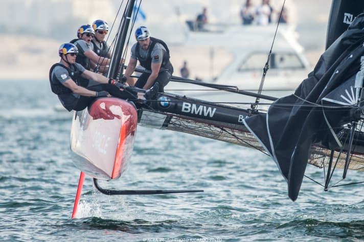   Gaben die Siegchance im letzten Rennen selbst aus der Hand, indem sie die Franzosen passieren ließen: Jimmy Spithill und das Oracle Team USA