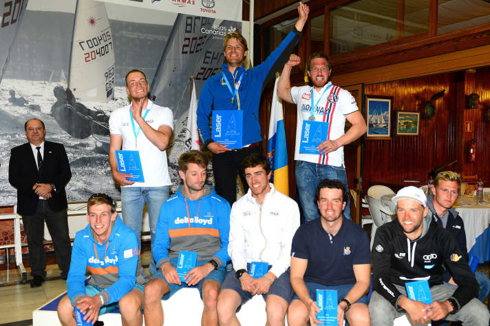   Lors de la remise des prix, Philipp Buhl (à droite) avait déjà retrouvé le sourire. Au-dessus de lui, son concurrent olympique, le Suédois Jesper Stålheim, jubilait cette fois.