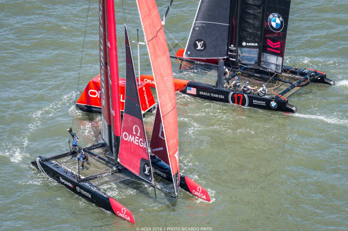   Auf und davon: Das Emirates Team New Zealand hängte im Schlussspurt Jimmy Spithills Oracle Team USA ab