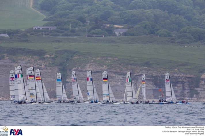   Die Nacra-17-Flotte im Olympiarevier vor Weymouth