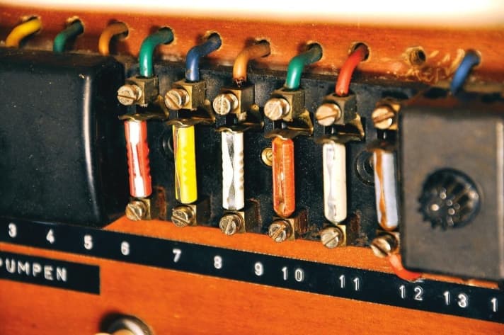   Alte Leitungen, zu kleine Sicherungen. Kabelbrände sind auf älteren Yachten häufige Brandursache; die Stromlast ist über die Jahre gewachsen, die Leitungen wurden nicht angepasst