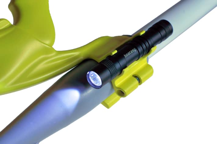   La lampe éclaire la zone située devant la gaffe et doit faciliter l'amarrage la nuit.