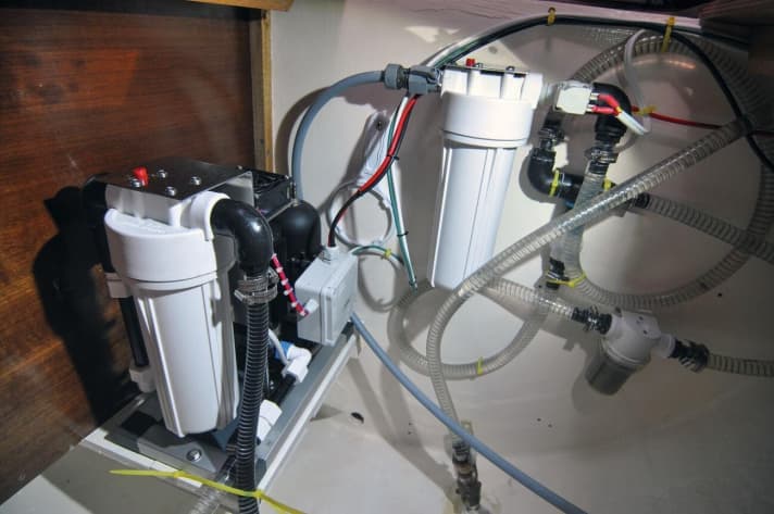   Das Salzwasser wird von der Förderpumpe angesaugt und durchläuft zwei bis drei Vorfilter (Grobfilter, Sedimentfilter mit 5 und 20 Mikrometern), bevor es die Hochdruckpumpe erreicht. Durch ein Ventil sind die Filter mit der Druckwasseranlage verbunden, um spülen zu können