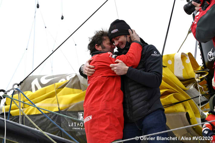   Un bel gesto: il vincitore del Vendée Globe Yannick Bestaven si congratula con il suo amico Arnaud Boissères per aver terminato la regata