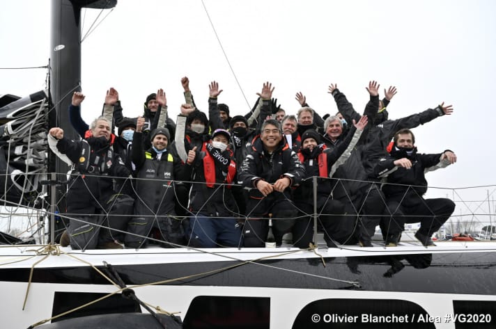   Pas sans mon équipe : Kojiro Shiraishi et son équipe à terre célèbrent le succès du skipper japonais