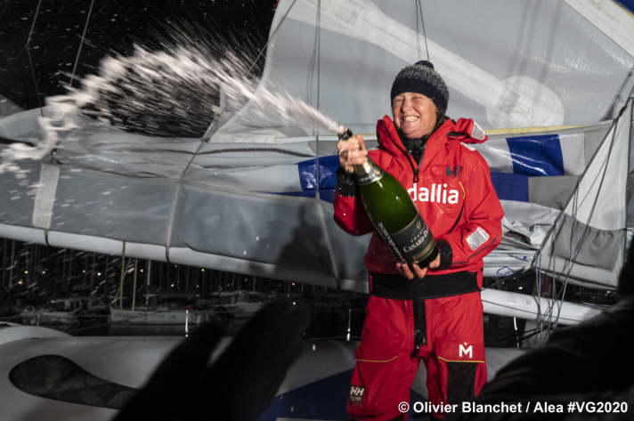   Nach dem Rennen ist auch für Pip Hare vor dem Rennen: Hier feiert die Britin noch, aber ihr Comeback für die zehnten Auflage der Vendée Globe hat sie schon angekündigt