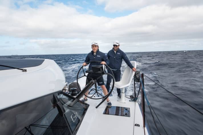   La vista degli uomini di "Tosca" al volante della cannoniera 68: lo skipper Ken Howery e il copilota Alex Thomson. Avevano scelto l'opzione settentrionale, un po' più accidentata, e forse l'hanno pagata con danni tecnici. La risoluzione dell'incidente nella classifica intermedia era ancora in sospeso martedì pomeriggio...