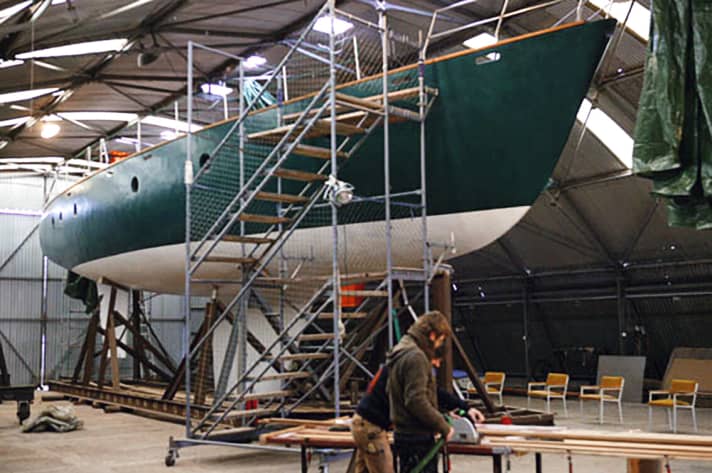   The full dimensions of the yacht become visible here