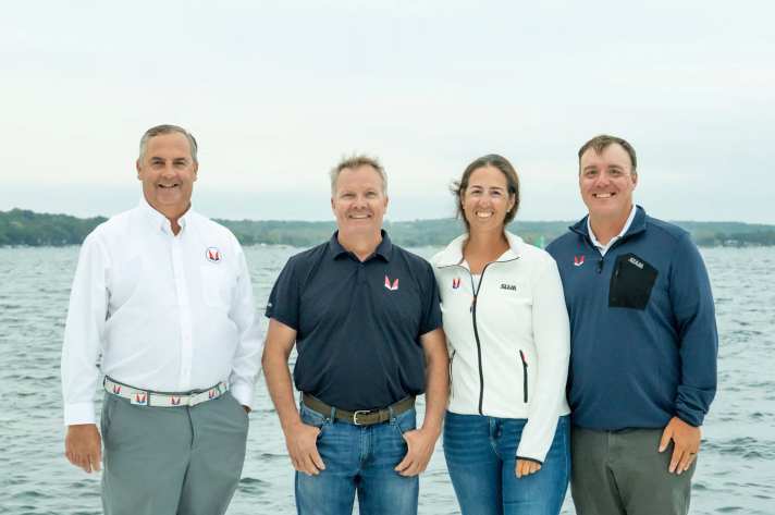 Eingentümerwechsel beim größten Sportboot-Hersteller in den USA:  Andy Burdick und Harry Melges III (1. + 2. v. l.) übergeben die Werft Melges Performance Sailboats an das Ehepaar Cate Muller-Terhune und Allan Terhune Jr.