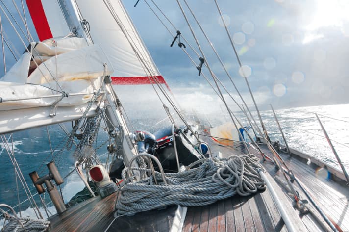 Die schnelle und schonende Lösung: Großsegel runter und festlaschen. Die meisten Boote segeln nur mit Vorsegel sehr ordentlich. Tipp: einfach mal ausprobieren! Was bleibt: Die eingedrehte Genua ist wenig effektiv und nimmt Schaden