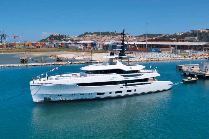 Columbus Yachts präsentiert mit Frette die erste Atlantique 43. Die Werft aus Ancona orderte die achtern offenen Linien bei Hot Lab.