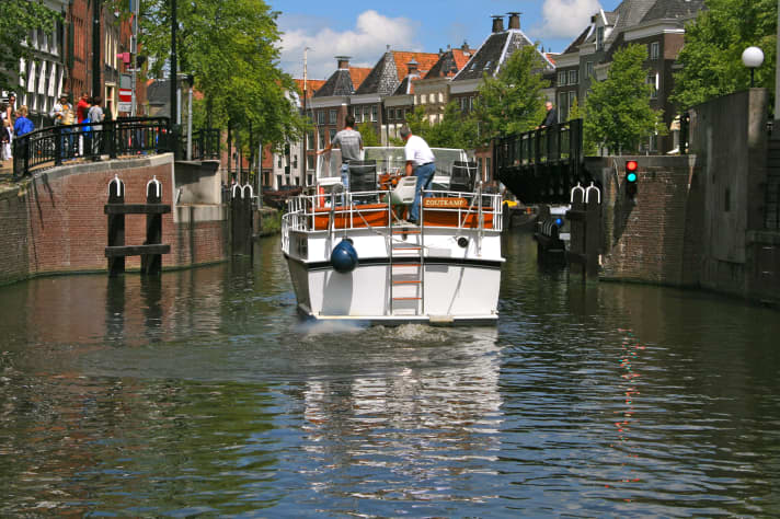   Niederlande: Mit dem Boot unterwegs in der Provinz Groningen.
