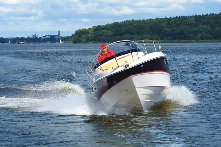 The Avanti 8 skips sport boat waves smoothly and dryly. It also performs well in fast manoeuvres. | n.