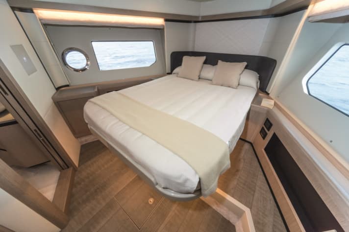 Large windows without struts let more light into the forward cabin