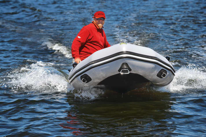 Clutching the tiller with one hand and the mooring line with the other - the skipper has everything under control. | f.
