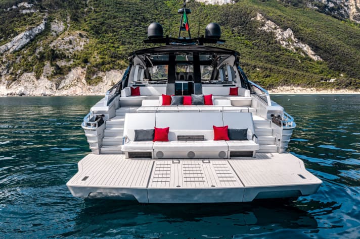 Sofas und softes Deck: Die Sitzgelegenheit im Heck verbirgt die Tendergarage, in der ein William 285 parkt. Als Decksbelag wählte der Eigner das pflegeleichte und weiche Material Seadek.