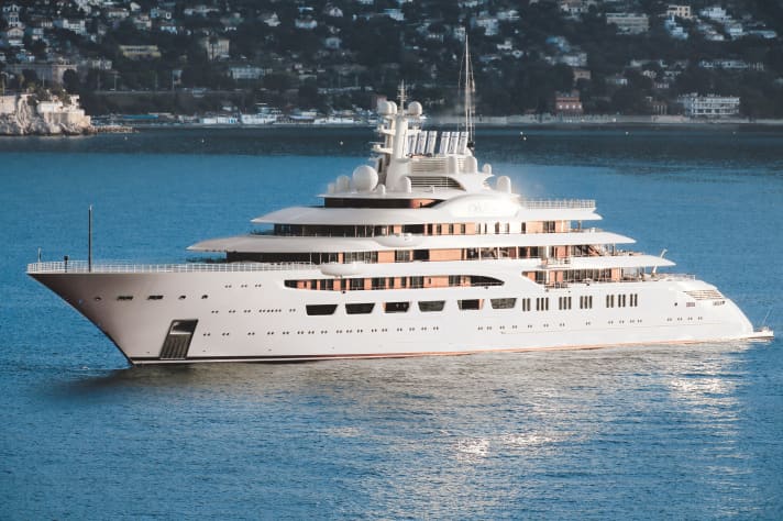 5th Dilbar
 	The 156 metre long Espen-Øino design is the yacht with the largest volume in the world (15,917 gross tonnes). It was ordered by the Russian metal magnate Alisher Usmanov, who retired his previous yacht of the same name (37th place, now "Ona") after taking delivery of the 23 metre wide Lürssen format. The interior design was provided by Andrew Winch. | h.