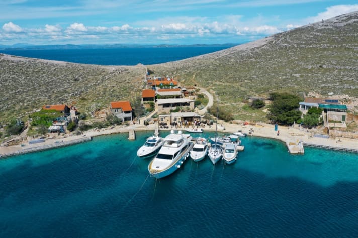 The Opat bay below the mountain of the same name is a top address for gourmets. There are 25 mooring places in front of the Opat restaurant, also for large yachts