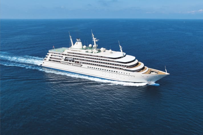 2. Fulk Al Salamah
 	In Genua von Mariotti als Projekt "Saffron" für den Sultan von Oman geschweißt und ohne Hochglanzfinish abgeliefert. 2016 löste der voluminöse Achtdecker die 1987 gewasserte "Fulk Al Salamah" (Platz 13) als Begleitschiff der Staatsyacht "Al Said" (Platz 6) ab. Die Crewstärke beträgt 300, im Rumpf lagert eine Autosammlung. | g.