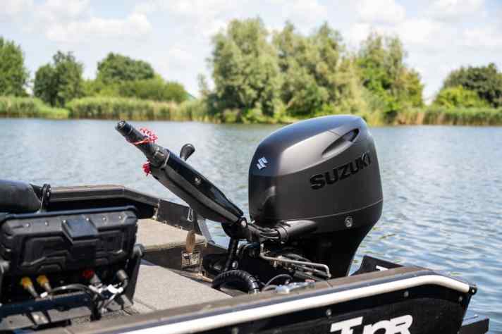 Suzukis 60-PS-Außenborder mit Mattschwarz-Lackierung.