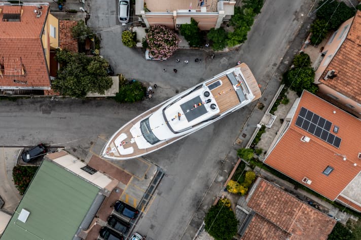 Enge Kiste: Die Ferretti Yachts 860 wurde über die Straßen von Cattolica an die Adria verholt.