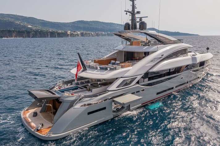 Die 44,30 Meter lange „Aria SF“ wenige Wochen nach ihrem Launch. Das Exterior orientiert sich an dem Gobbi-Design „Okto“.