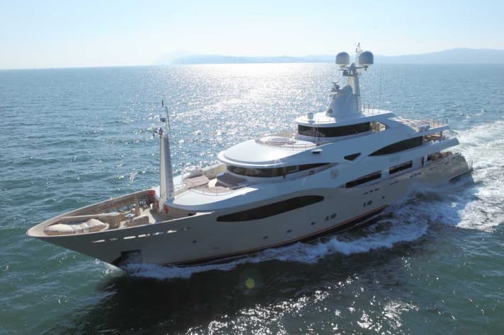 Die 60 Meter lange „Darling's Danama“ von CRN | RN