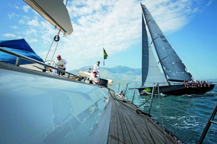 Action vor Capri: An der Spitze lieferten sich die 34 Meter lange „Nilaya“ von Filip Balcaen und die 18 Meter lange „Jethou“ (hinten) von Sir Peter Ogden ein Duell. | l.