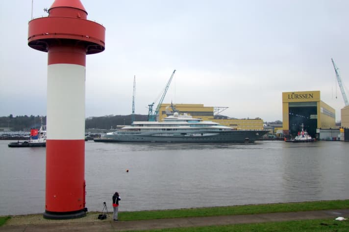 Ins Freie: Projekt "Shu" wird vom Trockendock an den Kai verlegt. | t.