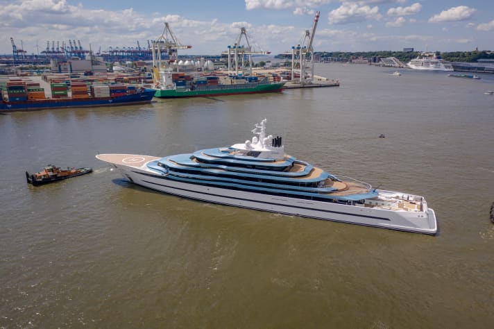 „Kaos“ im Hamburger Hafen: Die Arbeiten am Exterior beschränkten sich auf die achterlichen Bereiche. Gut zu erkennen sind das nun umlaufende Schanzkleid im Heck und die nutzbare Außenfläche auf dem Brückendeck. | k.