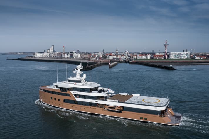Auf zu vielen Abenteuern: „La Datcha“ passiert Vlissingen. | n.