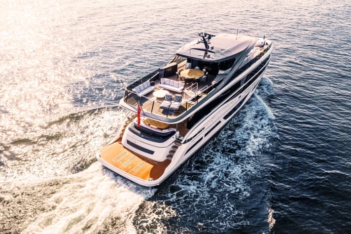 Große Terrassen: Badeplattform, Flybridge und Hauptdeck bieten viel Platz an der frischen Luft. Erstmals realisierten die Engländer eine Glasreling. | g.