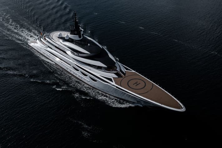 Drone view: The oval-shaped superstructure and its black colouring are reminiscent of the LaFerrari super sports car. Triangular skylights can be seen on the sides behind the helipad. | n.
